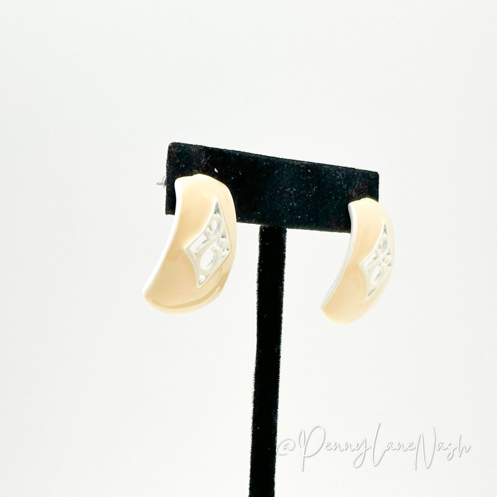 Vintage Oblong with Cut Out Push Back Earrings - Picture 2 of 6